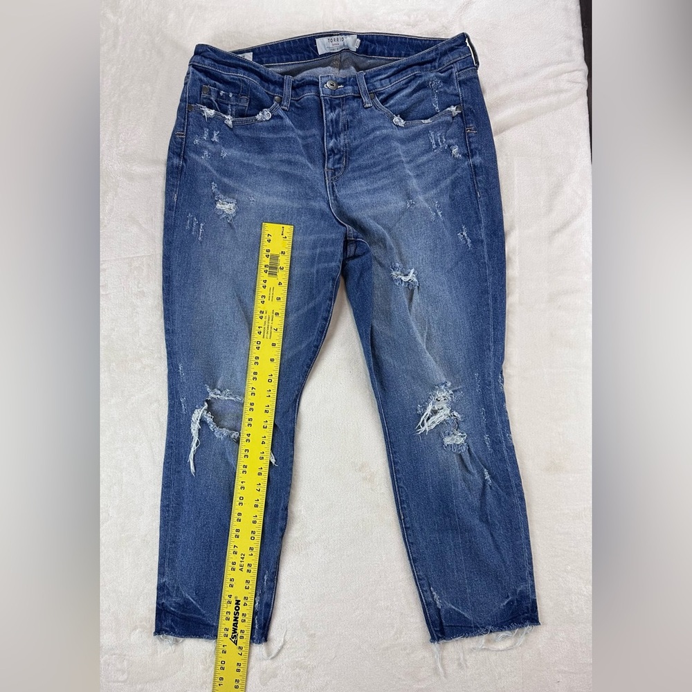 Torrid Women’s Plus size Distressed Frayed Hem‎ Jeans – Medium Wash - Picture 9 of 15